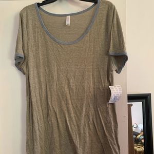 Never worn Lularoe classic tee